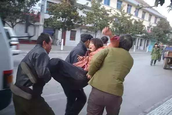 京小秘 一个女孩跟闺蜜一起出去逛街,结果被人贩子拖进面包车,卖进山里