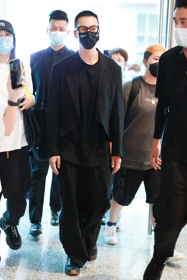 男士穿衣搭配杂志|陈伟霆打造潮流范,西装配阔腿裤个性时髦,寸头造型很显男人味