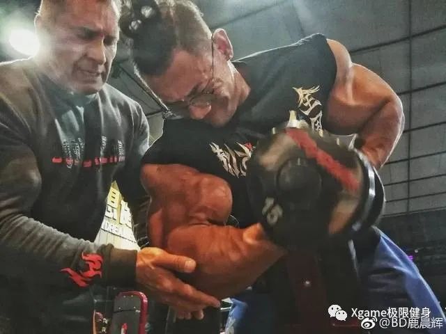 健身|他是国内健美爱好者心中的神,每天吃400克蛋白质,健身10小时!