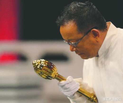 王刚|王刚终于不再回避，揭露8年前误砸2亿古董真相，网友：早说就好了