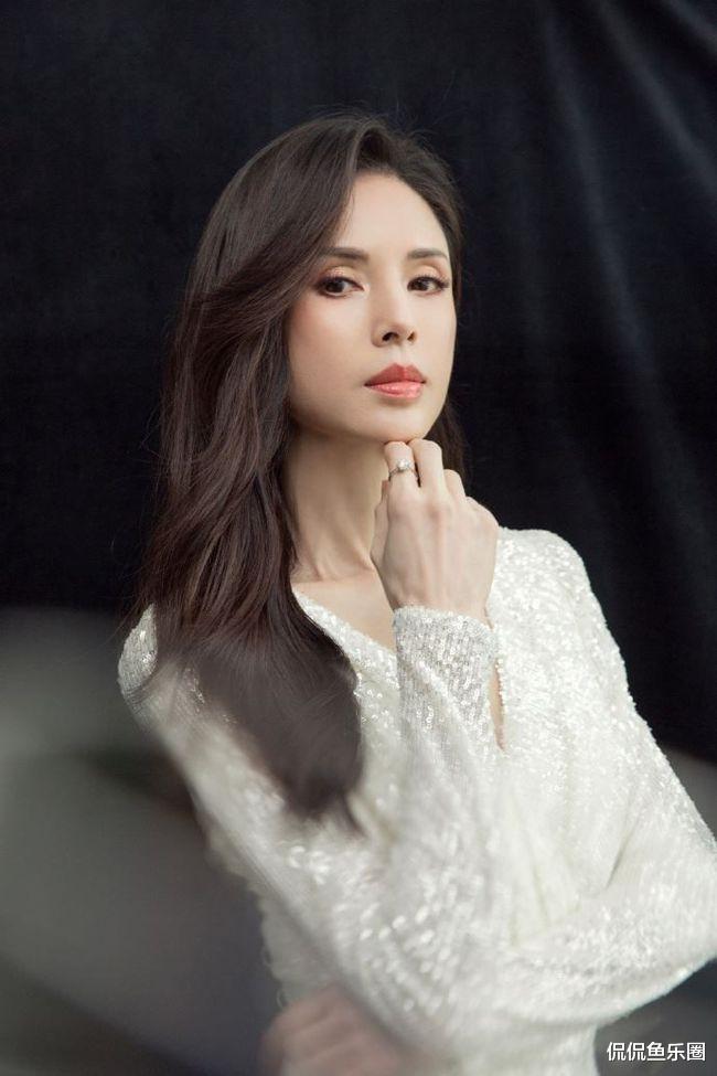 李若彤|54岁李若彤，颜值未老身材耐打，还是那么的性感美丽！