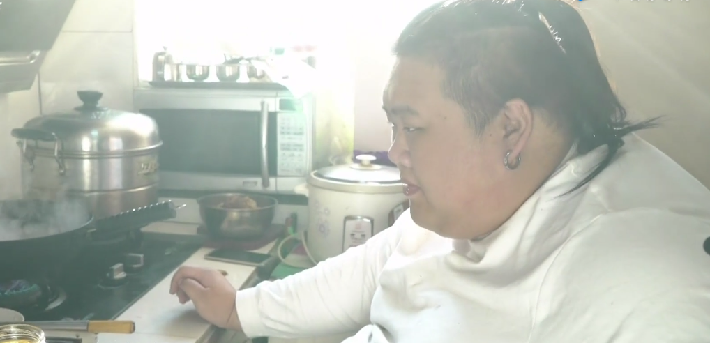 睡眠|体重510斤的中国小伙，一顿要吃半只羊，睡觉只能坐着睡