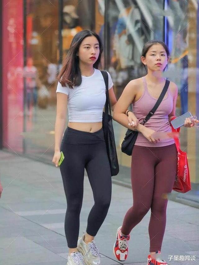 穿衣搭配|不同颜色的瑜伽裤瘦身效果差别很大，美女穿的感觉也不一样