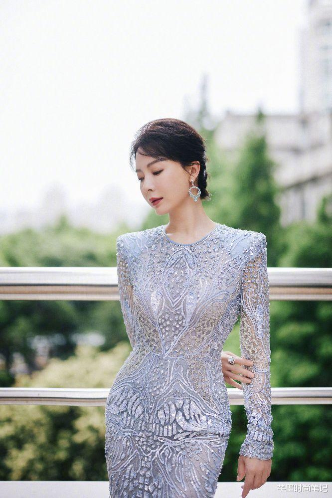 睡眠|陈数真是“职场精英”，一袭仙女晚礼服穿搭，尽显高级优雅又迷人