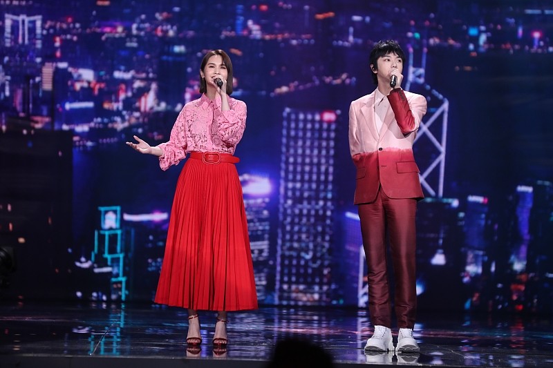 华晨宇|华晨宇真是荷尔蒙“爆棚”,宝蓝西装好贵气,但搭高领衫像没脖子