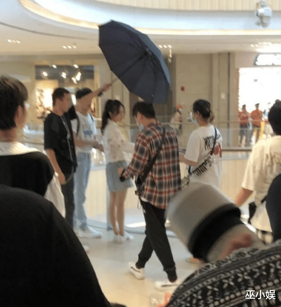赖冠霖|baby拍戏被偶遇？本人暴瘦锁骨抢镜，多位助理打伞排面大