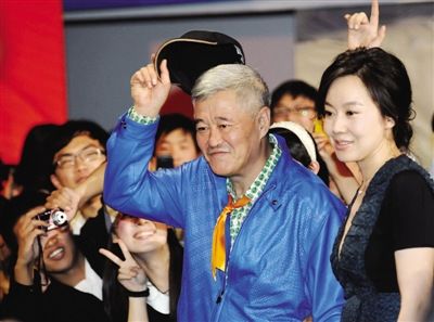 闫妮|闫妮：一人带女儿坚持不嫁，终于承认与赵本山“关系”