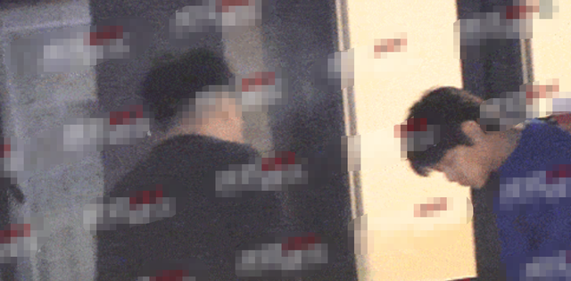 陈翔|31岁陈翔深夜现身酒吧！室内抽烟大肚腩突出，和两位美女热聊