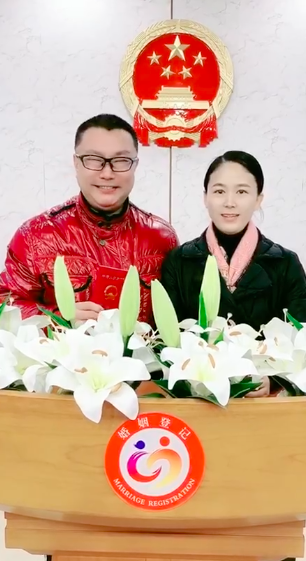 尹相杰|歌手尹相杰官宣结婚！妻子气质出众赛明星，与51岁老公似两代人