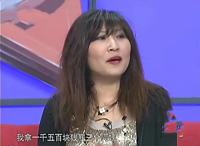 张蔷|54岁传奇女歌手近照，超短裤太紧绷勒出身形，穿外面被指像超人