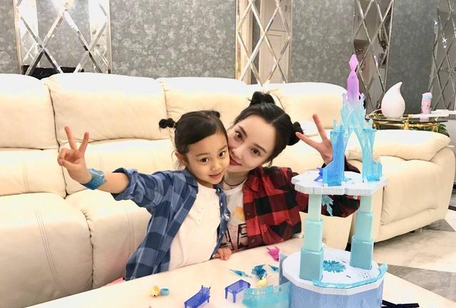 李小璐|甜馨剪齐刘海和李小璐拍视频,母女拥有同款发型和脸型如同姐妹花