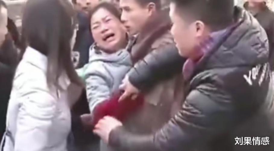 刘果情感 丈夫不孕不育，发现妻子怀孕，怀疑妻子不忠，两亲家在街头互殴