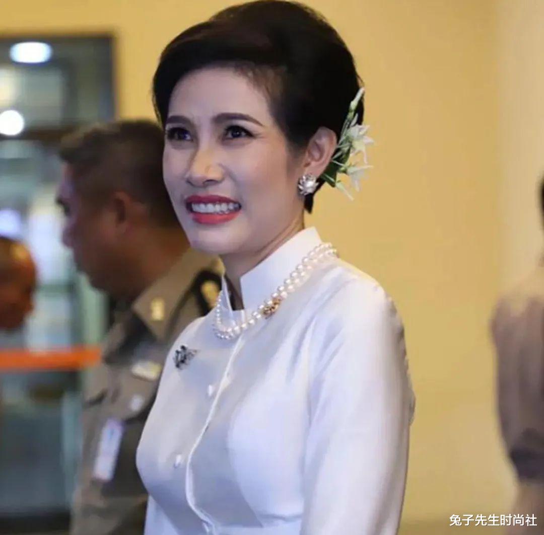 |诗妮娜再次失宠缺席庆典，帕查拉表现大度，当众跪拜泰王和提帮功