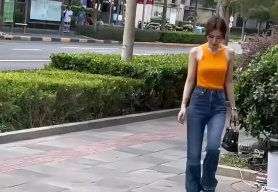 秦岚|秦岚在街头拍戏被抓拍，脚踩电线引发热议，被指缺乏安全意识