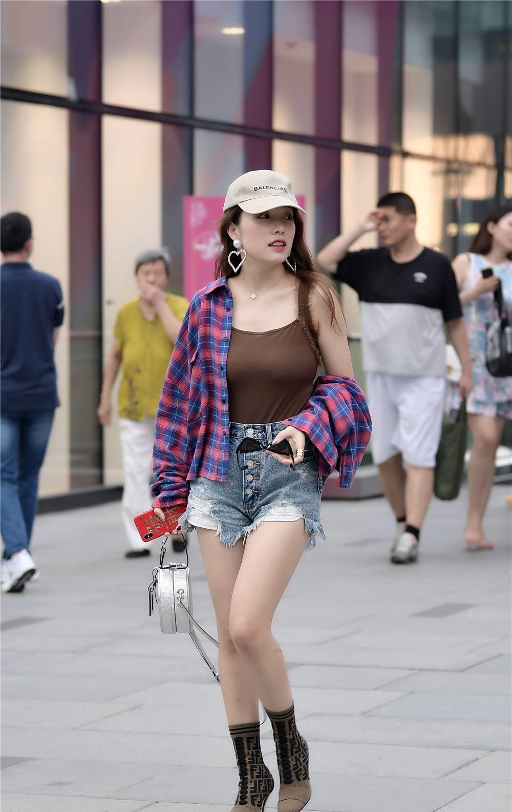 六九街拍|初秋时节,牛仔短裤搭配短靴,也是很流行的穿搭方式