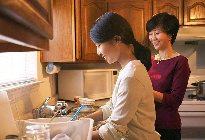 齐姐育儿|婆婆主动请缨带孩子，树立“好奶奶”形象，背地里却边带娃边打牌