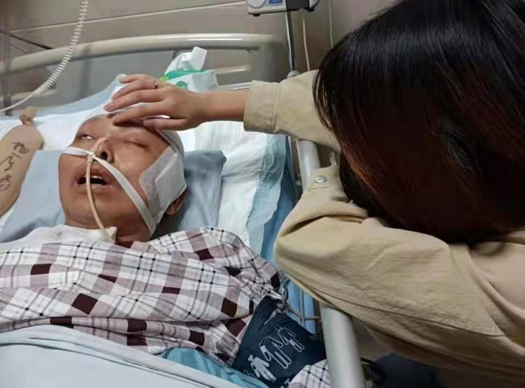 福建男子意外摔倒住进ICU,漂亮女儿日夜守护:我不能失去父亲