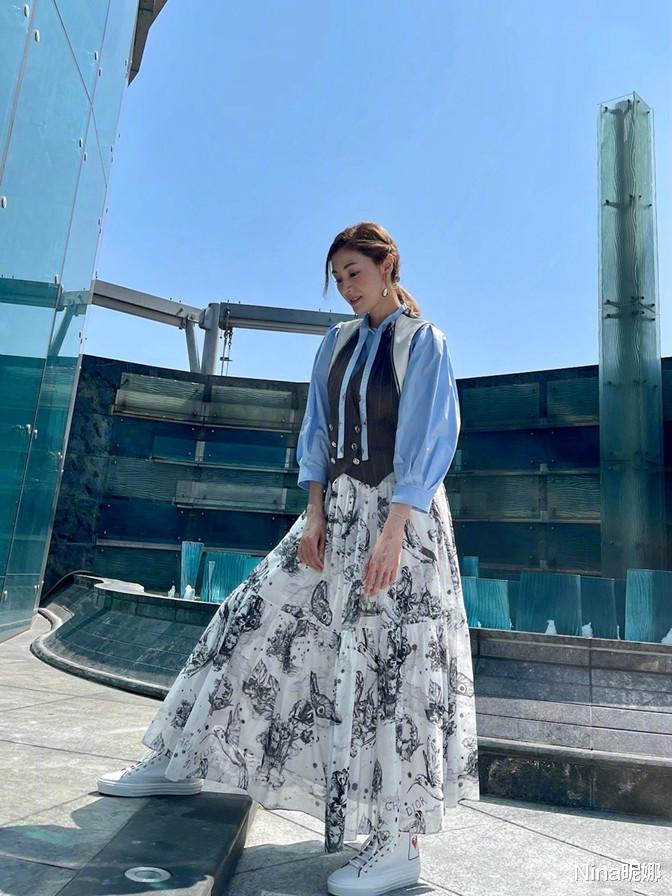 刘德华|李嘉欣终于守住富婆颜面！穿刺绣裙赴宴不输汪诗诗，姜还是老的辣