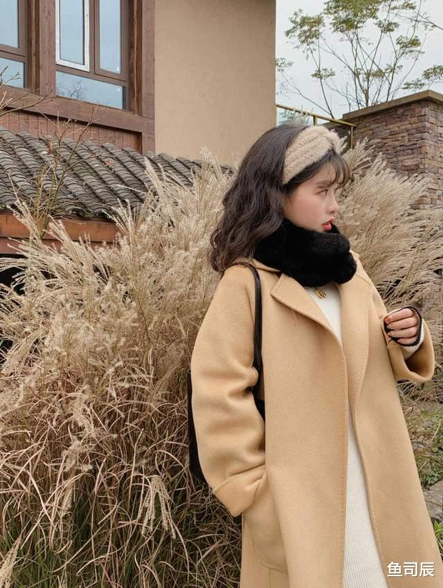 鱼司辰 降温了,大衣下装搭配上裙子,展现出女性魅力,高级干练又时髦