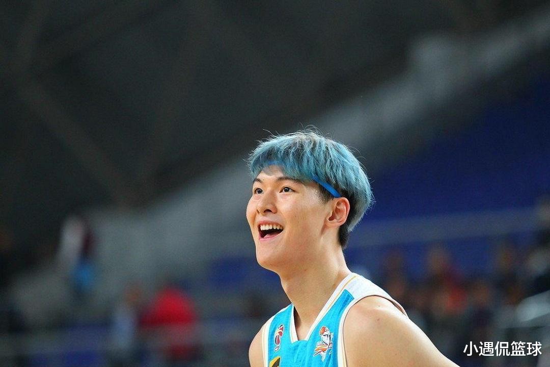 王哲林|王哲林：兄弟们先忙着，我提前退场做个发型！提前出局王哲林或加盟豪强