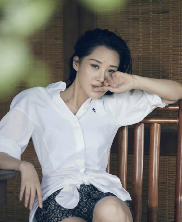 许晴|年过半百的许晴泳装出镜，宛如少女身材，网友：好想和她谈恋爱