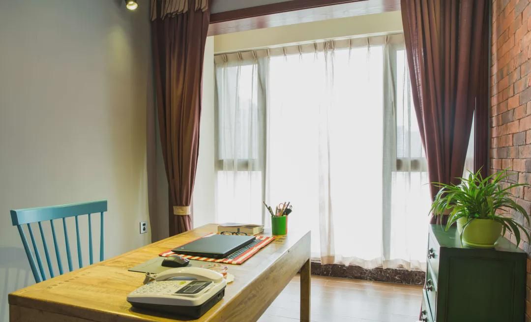 |晒晒120㎡新家,阳台的设计朋友都说好,简单一改就多几排柜子用