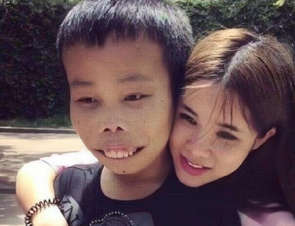 草莓小肉丝|“外星人”陈山官宣结婚,新娘颜值高却比新郎还矮,网友:挺般配