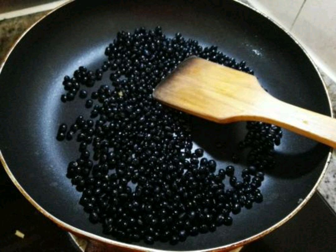 老姚说健康 天凉了,常吃黑豆或比吃肉强,若能搭配以后磨成粉冲水喝,真香啊