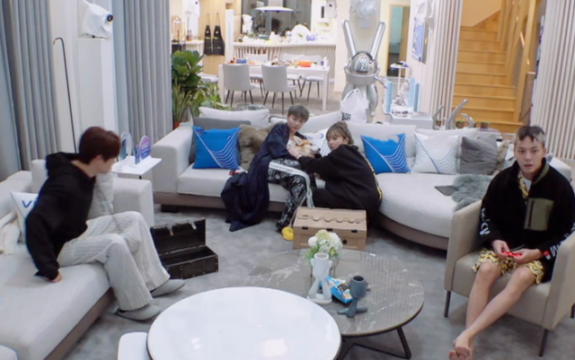 陈伟霆|陈伟霆和刘雨昕打电竞，“短裤造型”意外抢镜，真当自己没女粉？