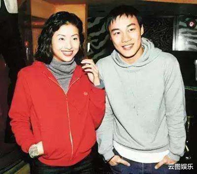 突围|陈奕迅17岁女儿近照,穿万元长靴秀修长美腿,身材高挑堪比模特