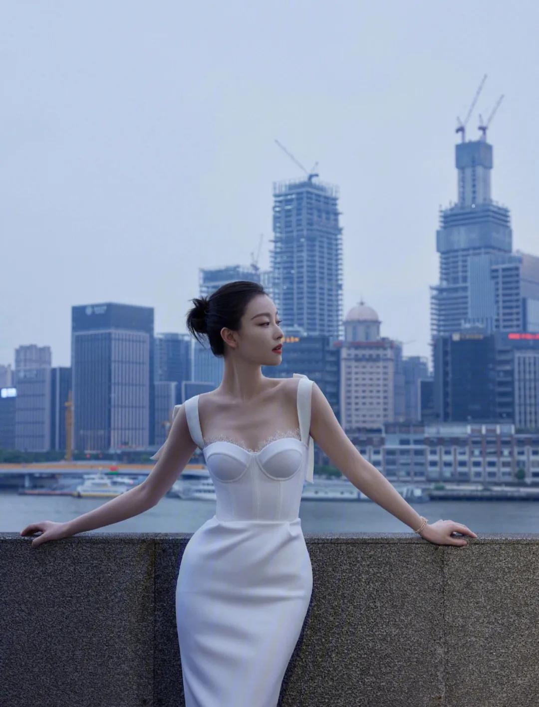 时尚八卦小天后|盘点倪妮美到“出圈”的造型！蕾丝白裙似尤物，身段气质好迷人