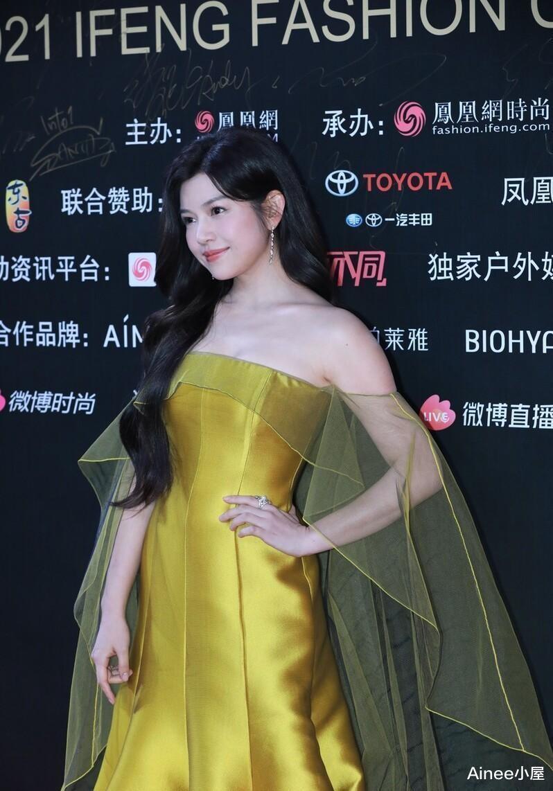 陈妍希|陈妍希虽然是微胖身材，但穿一字肩不遮遮掩掩，看着贵气了不少