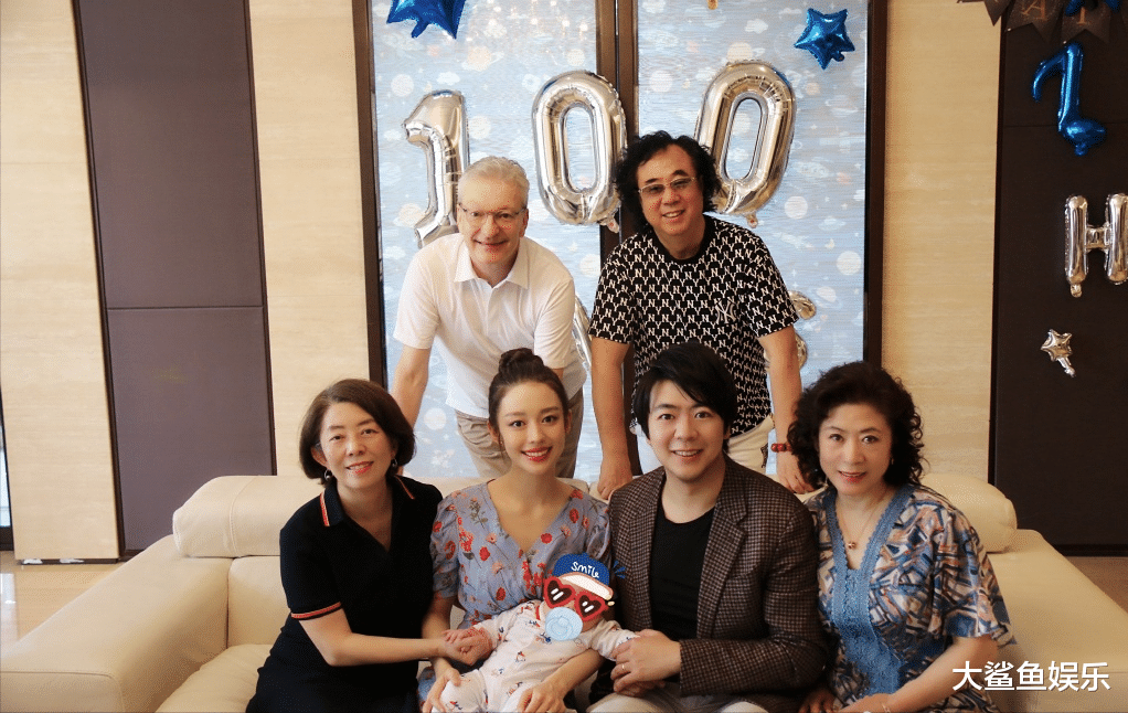 郎朗|郎朗罕见和岳父岳母同框出镜，岳父穿黑色夹克配满头银发，儒雅又帅气比女婿还抢镜