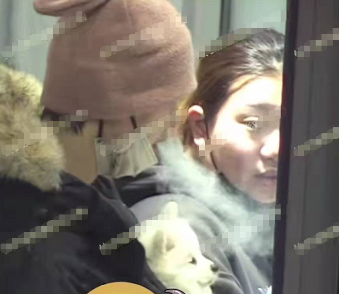 发际线|25岁男星恋情疑曝光！街上与美女牵手拥抱不避讳，一同回家太甜蜜