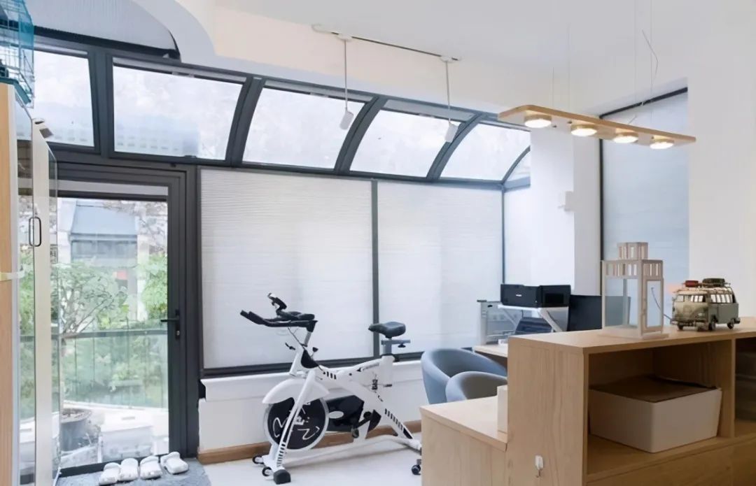 客厅只能看电视?别傻了!学着这样布局设计,功能翻倍又舒适!