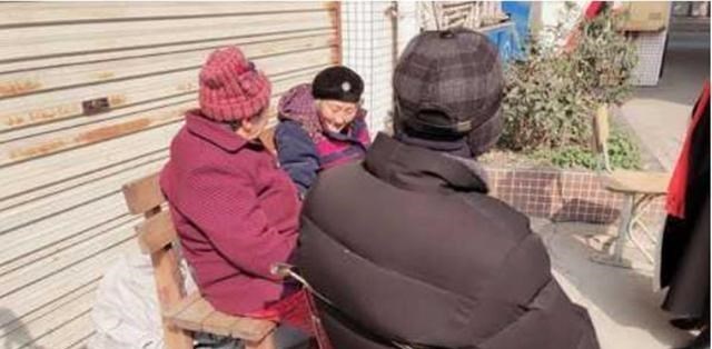 耿佳说育儿 哥嫂“偷走”90岁母亲,弟弟气不过上门理论,“和谐的吵架”