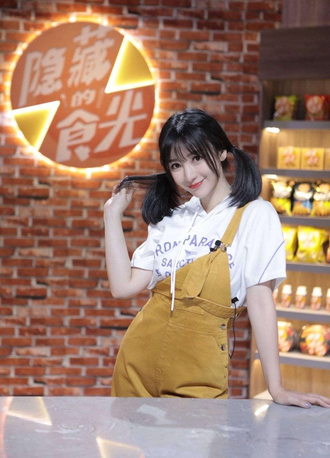 李承铉|柳岩人美又会穿，穿黑色连体裤秀“曼妙身材”，高挑精致又时髦