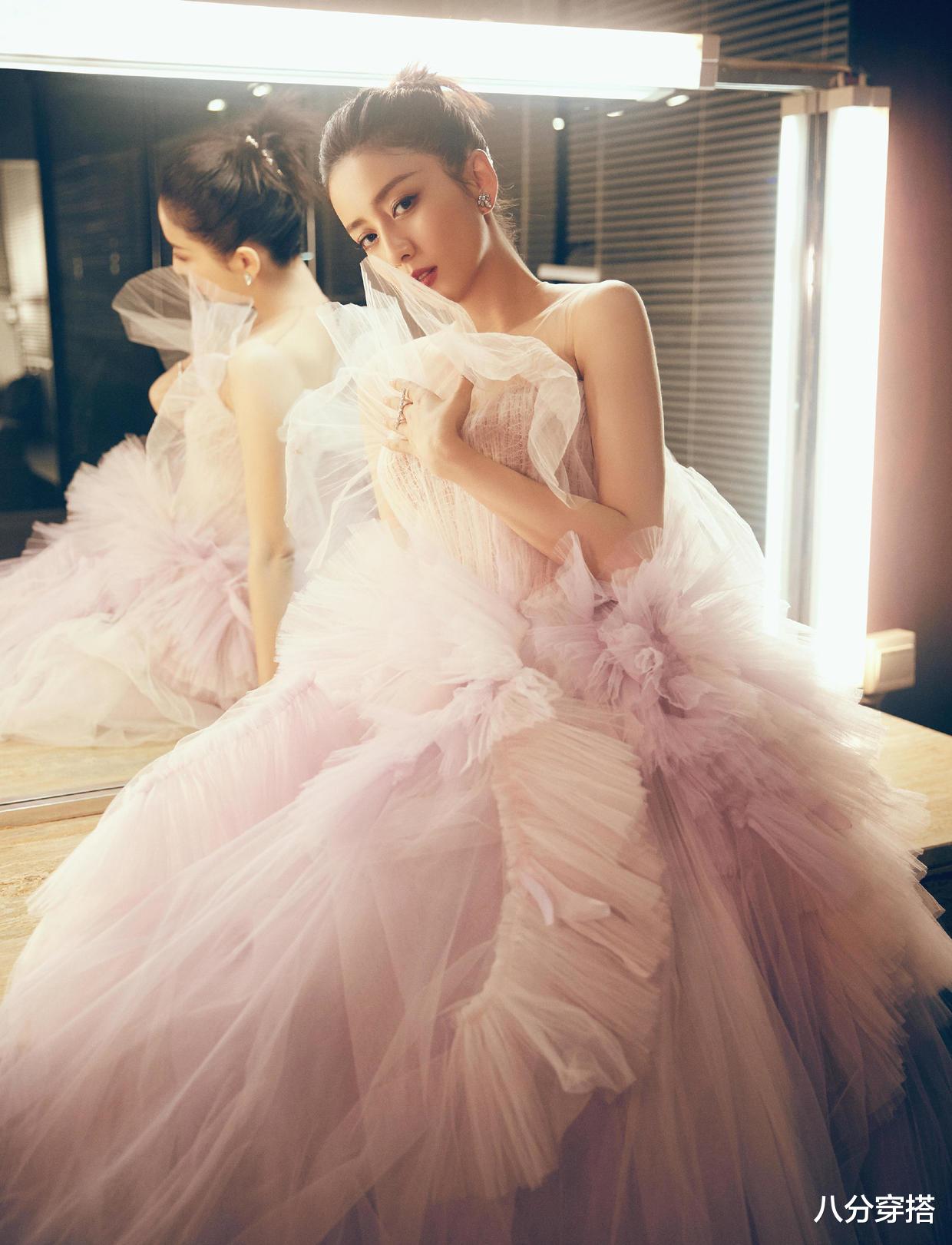 佟丽娅|佟丽娅不愧是“颜值天花板”，穿薄纱上衣配半身裙，哪像38的人