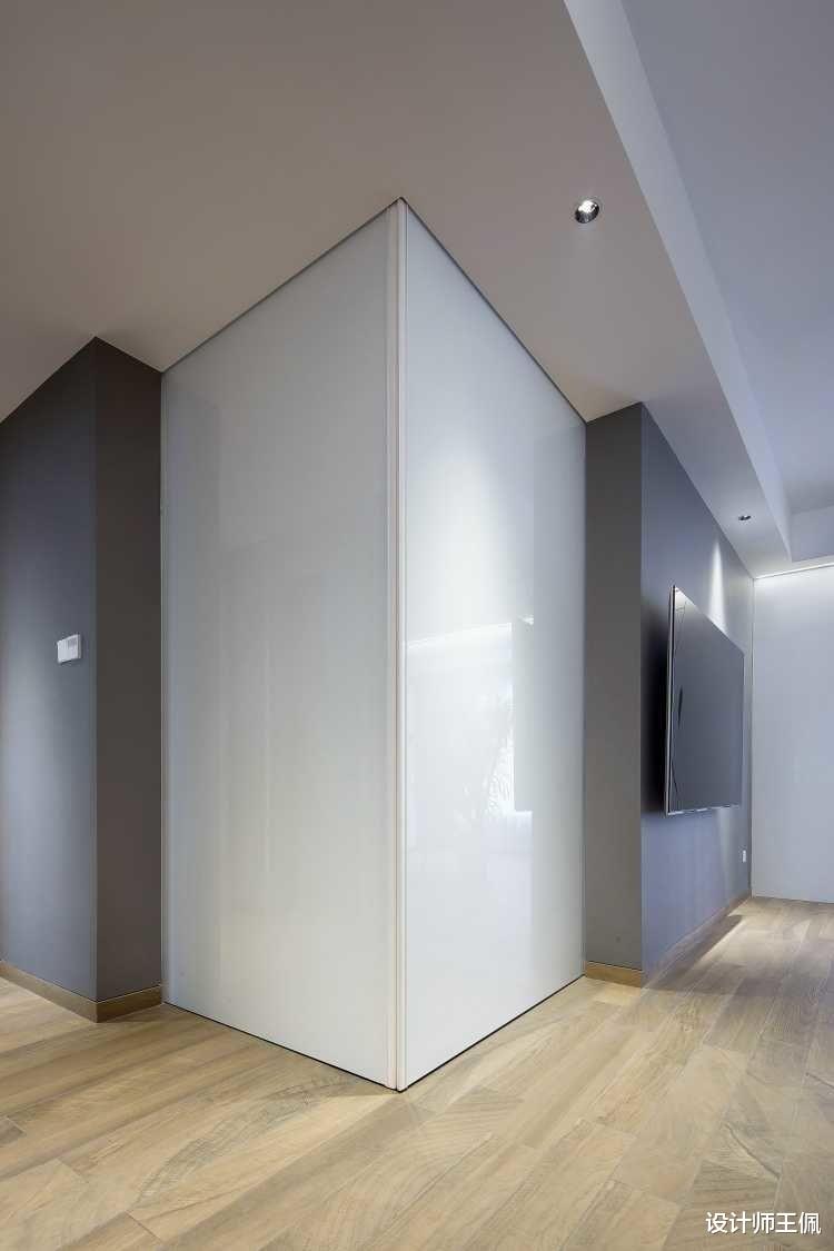 整面隐形墙隔出两个空间，巧妙设计，连墙角都不放过，值得一看