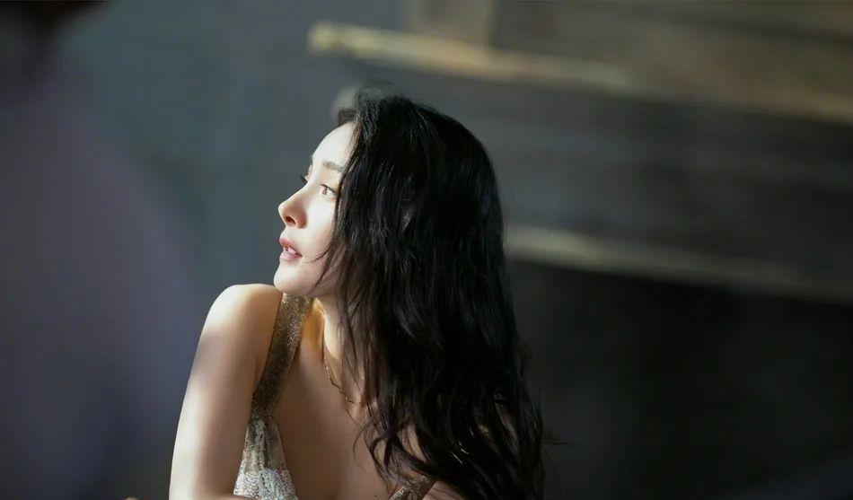 斛珠夫人|杨幂穿着深V礼服裙大秀香肩！雪肤玉貌太性感美艳