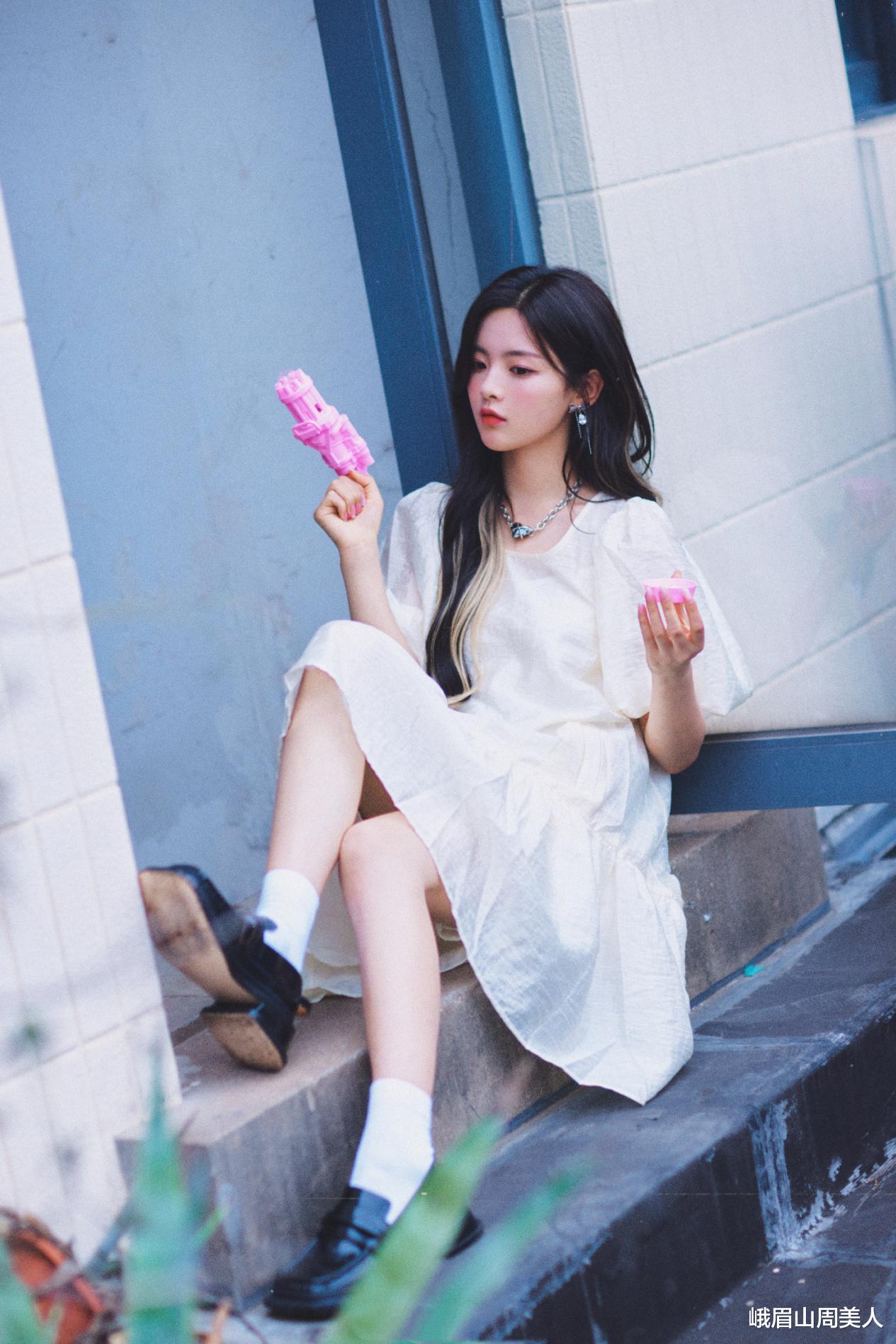 杨超越|被杨超越最新写真美到了，穿水手“制服”配白丝袜，清纯感满满