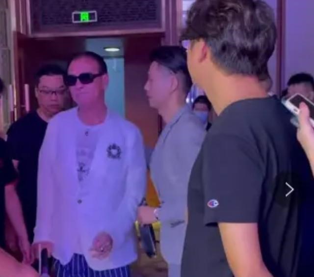 清浅微笑的我|明星艺人还是要多学点才艺，不然不红的时候商演就很尴尬