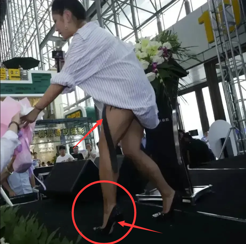 何洁|何洁脚踩恨天高穿超短裤现身楼盘开业典礼，舞台简陋唱的倒挺卖力