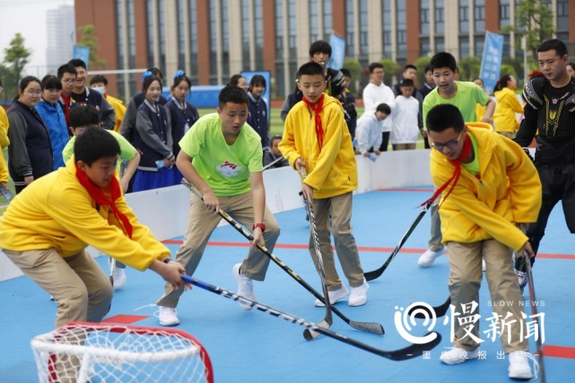 慢新闻 重庆冰雪进学校 600多名师生体验冰雪魅力