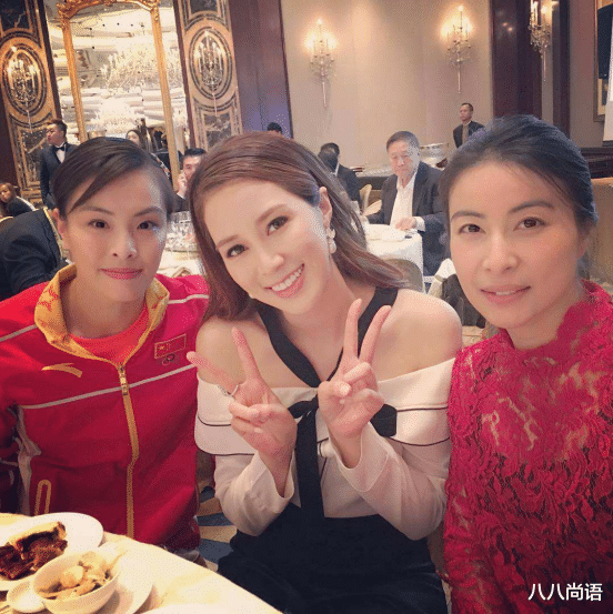 郭晶晶 郭晶晶高调了，2万雏菊图案印花裙优雅贵气，曾同框何超琼不输