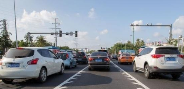 千帆落叶 车主驾驶时，看到“锯齿车道”应该怎么走？切记不要不懂瞎走