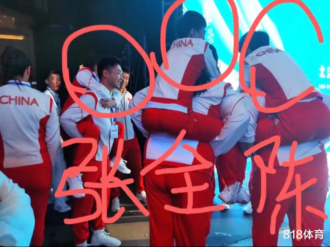 杨皓然|反差萌! 全红婵骑大马举重冠军李雯雯, 趴雯姐背后露巴掌脸小鸟依人