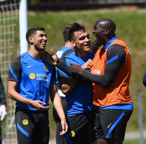 國際米蘭|官宣！國米23歲鐵衛(wèi)離隊(duì)，伊卡爾迪身價(jià)狂降2000萬，藍(lán)鷹關(guān)注漢達(dá)