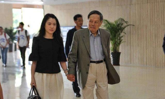 黑洞 杨振宁100岁生日！35岁获诺奖，他的科学地位有多高？