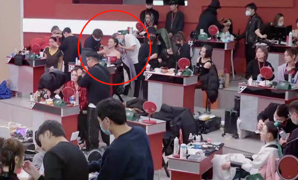 董洁|董洁穿抹胸礼裙化妆，两名男化妆师围在旁边，手在她胸前来回涂抹